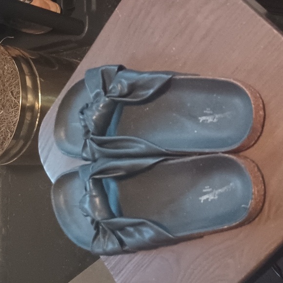 Universal Thread - Picture 3 of 5